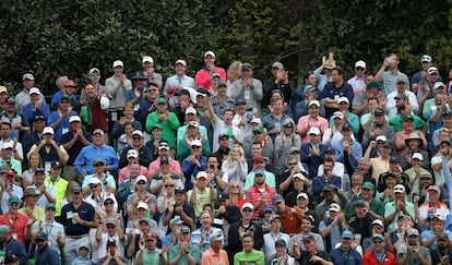 Aficionados aplauden durante la primera ronda del Master de Augusta, el 5 de abril de 2018. 