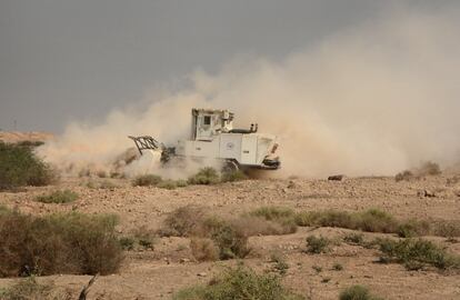 Un Bulldozer blindado tipo Caterpillar removiendo la tierra en busca de las minas enterradas. Está completamente blindado para proteger al conductor en caso de explosión.