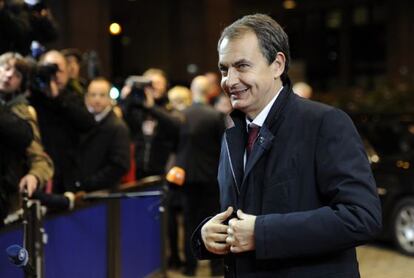 Zapatero llega a la cena de trabajo en Bruselas.