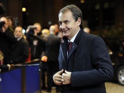 Zapatero llega a la cena de trabajo en Bruselas.
