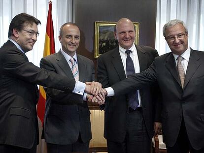De izquierda a derecha, Antonio Masanell, Miguel Sebastián, Steve Ballmer y Santiago Cortés.