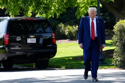 El presidente estadounidense, Donald Trump, camina por el Jardín Sur de la Casa Blanca.
