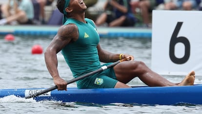 Isaquias Queiroz celebra a medalha de ouro conquistada na final da canoagem de velocidade C1 1.000 metros, na madrugada deste sábado em Tóquio.