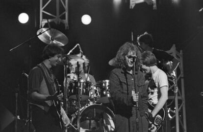 R.E.M. tocando en el Hollywood Palace de Los Ángeles en 1984.