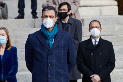 El presidente del Gobierno, Pedro Sánchez, durante el acto institucional por el Día de la Constitución a las puertas del Congreso de los Diputados, este domingo en Madrid (España).