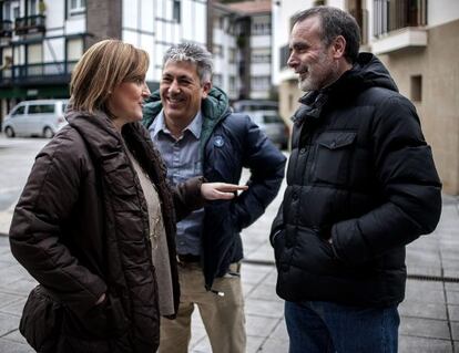 Itxaso Atutxa, a la izquierda, conversa con Eusebio Larrazabal, en Zeanuri.