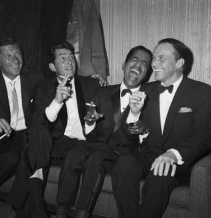 Jan Murray junto a los miembros del Rat Pack: Dean Martin, Sammy Davis Jr., y Frank Sinatra.
