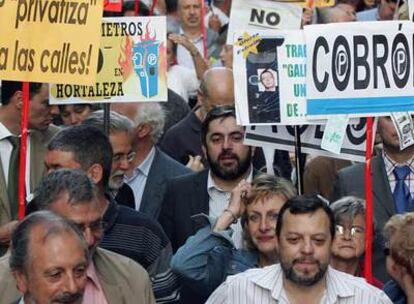 Una protesta contra el SER. En el centro, con barba y de chaqueta, el edil García Hierro.