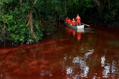 Trabajadores de la compañía petrolera estatal de México Pemex navegan por el contaminado Arroyo Hondo presuntamente causado por una toma clandestina de gasolina cerca de la ciudad de Tierra Blanca (México).