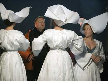 De izquierda a derecha, Louise Callinan como Dama segunda; Kenneth Branagh; Teuta Koça (Dama primera) y Kim-Marie Woodhouse (Dama tercera), en el rodaje.