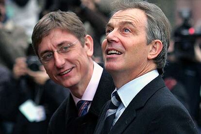 El primer ministro de Hungra, Ferenc Gyurcsany (izquierda), y Tony Blair, ayer en Budapest.