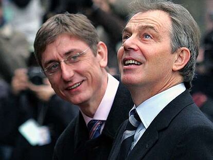 El primer ministro de Hungría, Ferenc Gyurcsany (izquierda), y Tony Blair, ayer en Budapest.