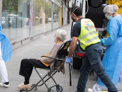 Traslado de de ancianos con un elevado nivel de dependencia y enfermos de covid-19 procedentes de geriátricos que carecen de condiciones para atenderlos, en Barcelona.