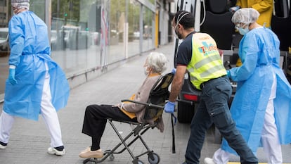 Traslado de de ancianos con un elevado nivel de dependencia y enfermos de covid-19 procedentes de geriátricos que carecen de condiciones para atenderlos, en Barcelona.