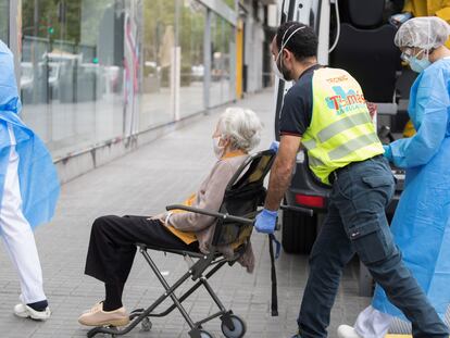 Traslado de una anciana procedente de un geriátrico a una residencia medicalizada en Barcelona.