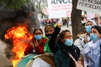 Enfermeiras protestam por melhores salários e condições de trabalho durante a pandemia do coronavírus, em Buenos Aires, na Argentina.