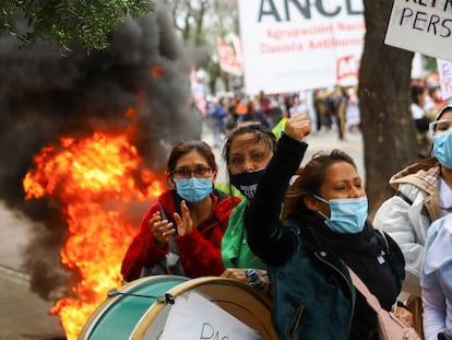 Enfermeiras protestam por melhores salários e condições de trabalho durante a pandemia do coronavírus, em Buenos Aires, na Argentina.