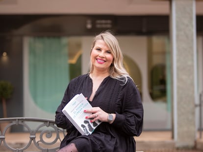 Paula Camarós, matrona y divulgadora, acaba de escribir su primer libro.