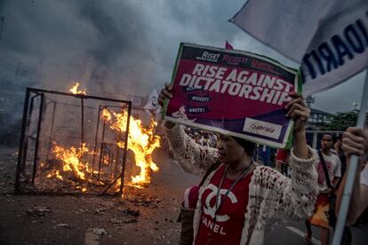 Manifestantes protestan en la calle que conduce al Congreso filipino, donde el presidente Duterte pronuncia su discurso sobre el estado de la nación, en Manila, Filipinas.