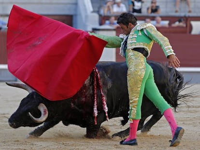 El diestro Ricardo Torres da un pase a uno de sus astados en la primera corrida de toros del mes de agosto en Las Ventas.