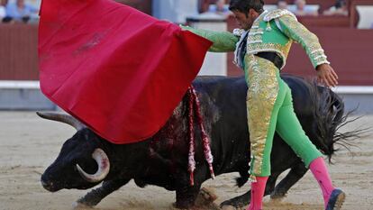 El diestro Ricardo Torres da un pase a uno de sus astados en la primera corrida de toros del mes de agosto en Las Ventas.