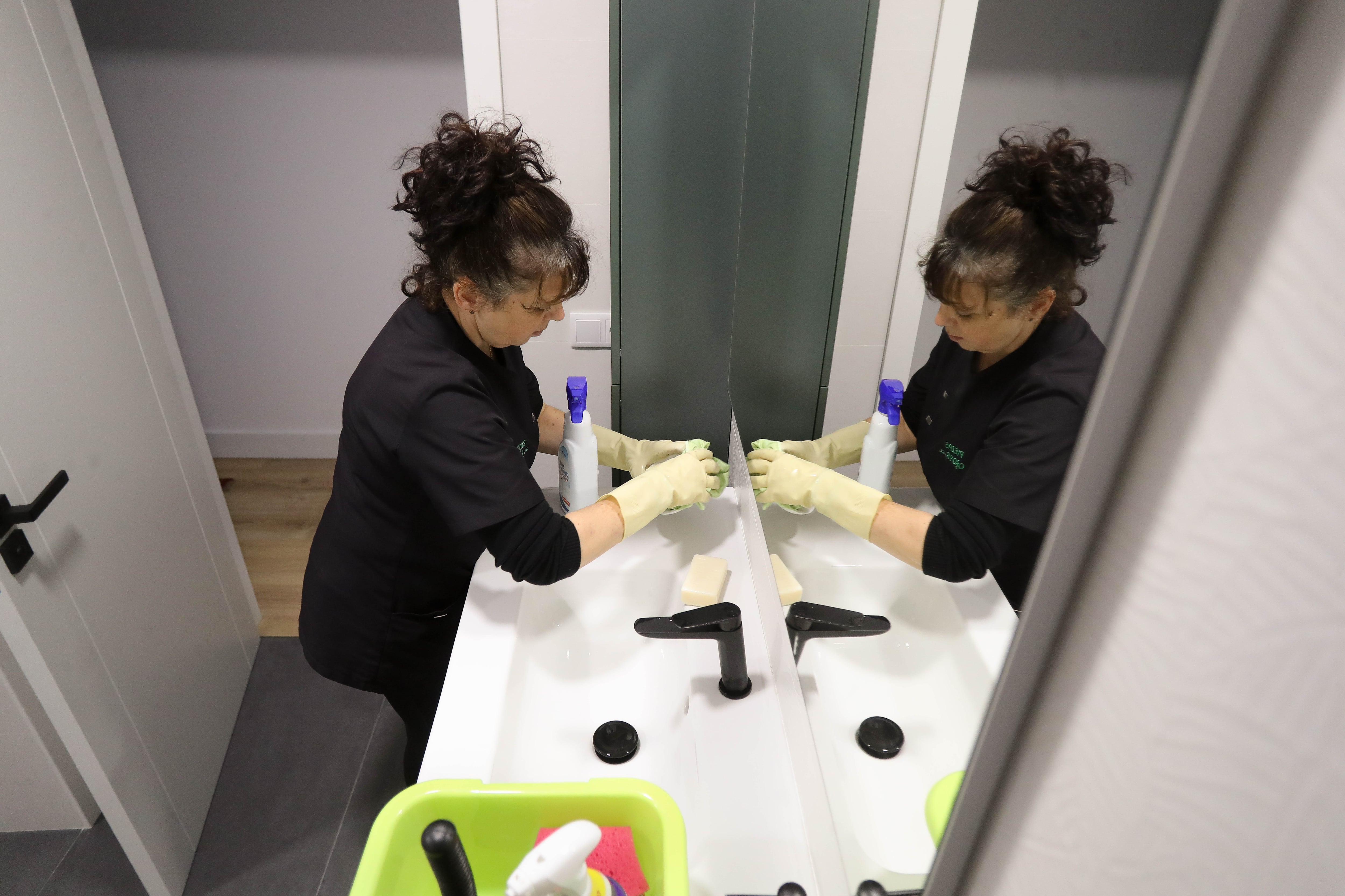 Una trabajadora doméstica realiza tareas del hogar en una casa particular, el pasado 14 de noviembre en Lugo.