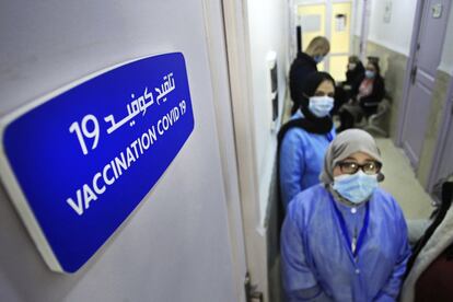 Las enfermeras esperan en el pasillo de un centro de inmunización donde los argelinos reciben la vacuna para la covid-19, el miércoles 3 de febrero de 2021 en Argel. Argelia inició su campaña de vacunación contra la pandemia de coronavirus el pasado sábado, utilizando la vacuna rusa Sputnik V. La gran mayoría de países no han empezado aún a inmunizar. "Salgan y vacúnense cuando haya una vacuna disponible en su país", ha urgido Moeti a las poblaciones de África. La pandemia está "lejos de terminar y las vacunas son una herramienta esencial en nuestra lucha contra el virus", ha agregado.