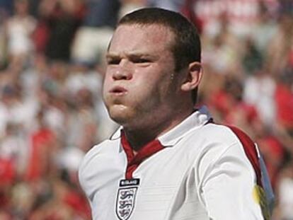 Rooney celebra uno de sus goles a Suiza.