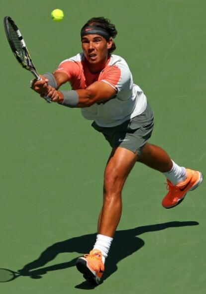 Nadal golpea la pelota durante la final.