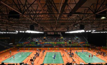 Los surcoreanos Kim Sa Rang y Kim Gi Jung (inferior central) juegan contra los polacos Adam Cwalina y Przemyslaw Wacha (superior central) en la prueba de bádminton por equipos masculinos.