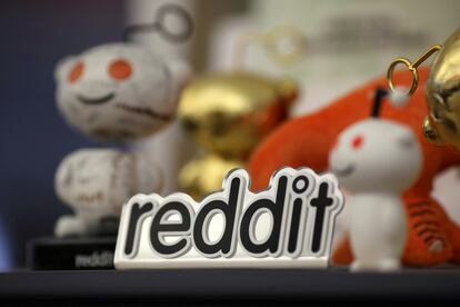 La mascota y el logo de Reddit, en una foto de archivo.