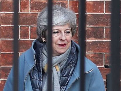 Theresa May sale del 10 de Downing Street este lunes. 