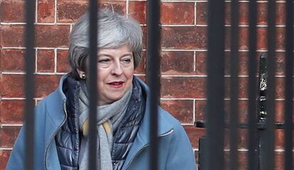 Theresa May sale del 10 de Downing Street este lunes.