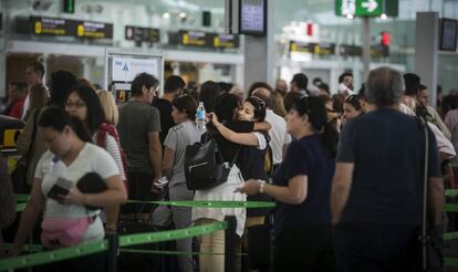 Controles de seguridad de acceso a la Terminal T1 del aeropuerto de EL Prat.