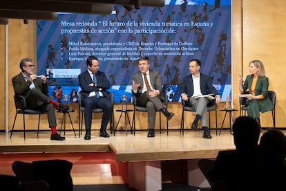 De izquierda a derecha, Mikel Echavarren, CEO de España y Portugal de Colliers; Pablo Molina, abogado y especialista en Derecho Urbanístico en Garrigues; Luis Falcón, director general de InAtlas y experto en economía urbana, y Enrique Alcántara, presidente de Apartur, en el evento celebrado de Madrid.