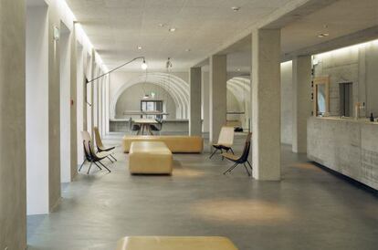 Recepción del Hostel de St. Alban, en Basilea (Suiza).