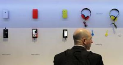 Un hombre observa varios dispositivos de Nokia durante el Mobile World Congress, la mayor feria del mundo de tecnología móvil, que ayer arrancó en L'Hospitalet de Llobregat (Barcelona).