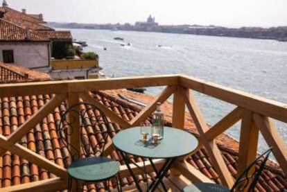 Desde casi todas las habitaciones puede contemplarse el canal de la Giudecca, y el molino neogótico que construyó el dueño del 'palazzo' junto a la fábrica Fortuny, al otro lado.