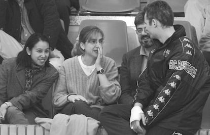 Final de la copa del Rey de balonmano. Barcelona 31-Portland San Antonio 26. En la foto, la Infanta Cristina, que presidió el encuentro, conversa con Iñaki Urdangarin, antes del partido, el 14 de febrero de 1998.