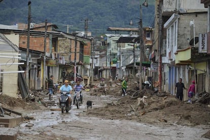 Habitantes de Mocoa miran los daños causados en su viviendas tras la avalancha de lodo, el 2 de abril de 2017.