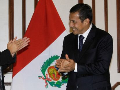 El presidente electo de Perú, Ollanta Humala, recibe la felicitación de su rival, Keiko Fujimori, después de su reunión celebrada en Perú, el lunes después de las elecciones.