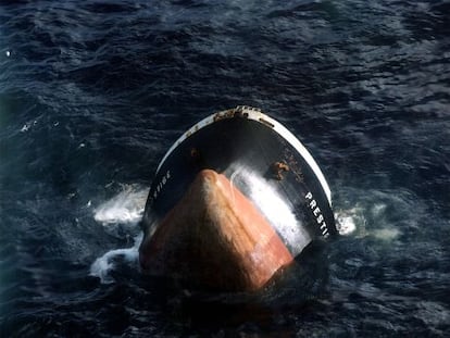 Hundimiento del 'Prestige' tras partirse en dos el 19 de noviembre de 2002, a 250 kilómetros de la costa gallega