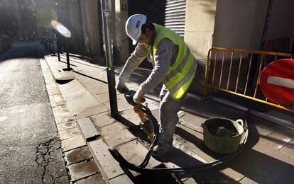 Un trabajador en Barcelona.