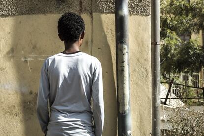 Awet tiene 15 años y llegó al barrio de Membra Hailt hace cinco meses. Huyó con unos amigos de un pueblo a 40 kilómetros de Asmara porque “en Eritrea no hay futuro”. Vivió durante dos años en un campo de refugiados cerca de la frontera. “La vida allí es difícil: la comida estaba racionada, hacía mucho calor y nos pasábamos el día tumbados en esteras”. Su hermano está en Suecia y él espera verlo pronto.