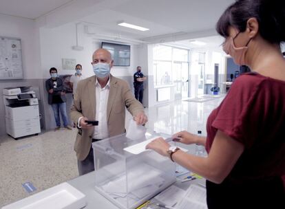 El candidato a la presidencia de la Xunta por la Marea Galeguista, Pancho Casal, deposita su papeleta en el Centro de Formación Profesional Ánxel Casal de A Coruña, este domingo con motivo de las elecciones autonómicas.