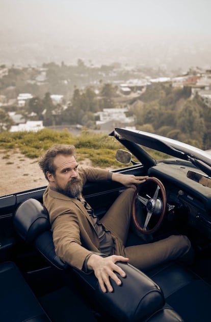 David Harbour viste traje y camisa Ermenegildo Zegna.