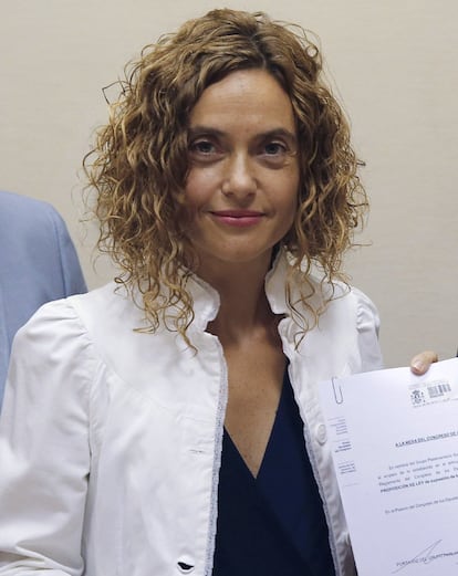 Meritxell Batet tendrá por delante lidiar con las administraciones territoriales en pleno 'procés'. Hasta ahora el las tareas de relaciones con las Administraciones Territoriales recaían en la vicepresidenta Soraya Sáenz de Santamaría. Batet, licenciada en Derecho y profesora de Derecho Constitucional en la Universidad Pompeu Fabra, es diputada desde 2004, ocupando un escaño en el Congreso de los Diputados en las últimas cinco legislaturas.