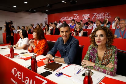 Desde la izquierda, la nueva secretaria de Organización del PSOE, Rebeca Torró, la presidenta del partido, Cristina Narbona, el secretario general, Pedro Sánchez, y la vicepresidenta primera y ministra de Hacienda, María Jesús Montero, este sábado.