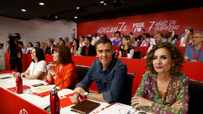 Desde la izquierda, la nueva secretaria de Organización del PSOE, Rebeca Torró, la presidenta del partido, Cristina Narbona, el secretario general, Pedro Sánchez, y la vicepresidenta primera y ministra de Hacienda, María Jesús Montero, este sábado.