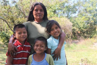 Petra junto a tres de sus ocho hijos en el Valle de Kamarata.